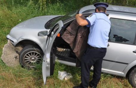 Trei bărbați găsiți într-o mașină proptită într-un șanț. Cel aflat la volan nu avea permis și era în stare de ebrietate!