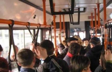 Bătrân tâlhărit în autobuz. Un hoț l-a urmărit și i-a furat 900 de lei