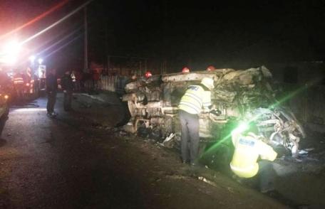 Accident GRAV! Un șofer a murit blocat în mașina care a luat foc, chiar în ziua când împlinea 20 de ani