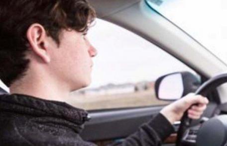 Minor cercetat după ce a furat o mașină din Văculeşti și a abandonat-o pe o stradă din Dorohoi