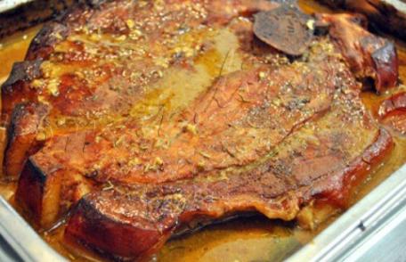 Friptură de porc cu sos de vin roșu