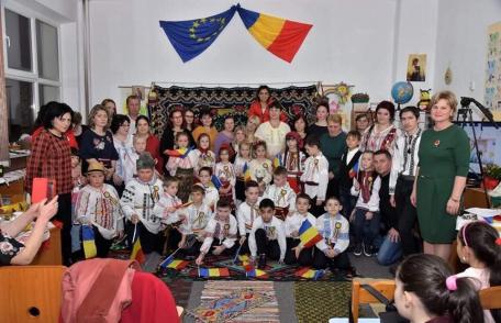 „Micii românași” șezătoare tradițională prezentată de elevii clasei I „Step by Step” de la Școala „Al. I. Cuza” Dorohoi - FOTO
