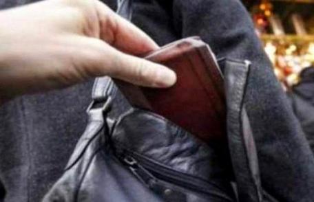 Hoață din buzunare, prinsă de către polițiști după ce a prădat o femeie în Piața Centrală