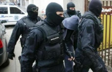 În loc de Moș Crăciun au venit mascații! Percheziții la două persoane cercetate pentru contrabandă cu ţigări