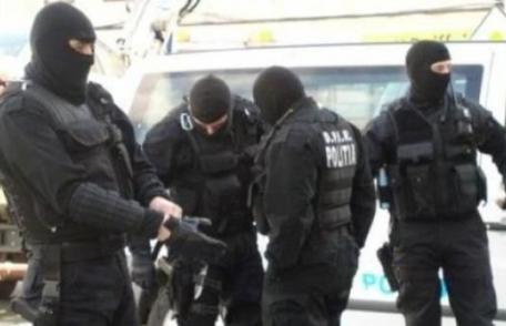 În loc de urători au venit „mascații”. Ţigări de contrabandă și alcool de casă, confiscate de poliţişti