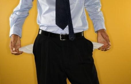 Bugetarii îşi primesc banii abia în 2016