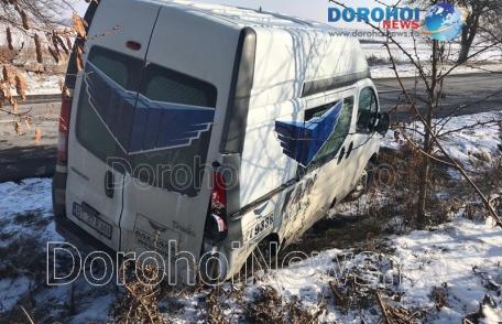 Accident la Saucenița! Bărbat rănit după impactul dintre o autoutilitară și un autoturism - FOTO