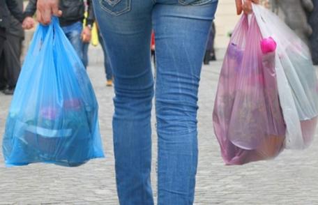 Amenzi uriaşe pentru patronii de magazine și vânzătorii din piețe care încă folosesc la vânzare pungi din plastic