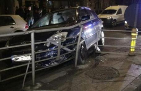 Accident provocat de un șofer băut care a intrat cu mașina în scuarul unei staţii de tramvai