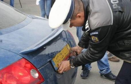 Tânăr de 21 de ani, cercetat de polițiști după ce a fost prins la volan fără permis de conducere şi cu plăcuţele de înmatriculare false