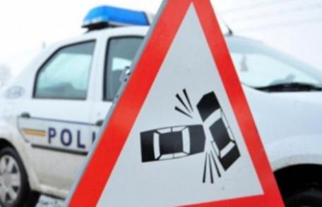 Accident rutier produs din neatenție. Pasagerul dintr-un autoturism a fost rănit