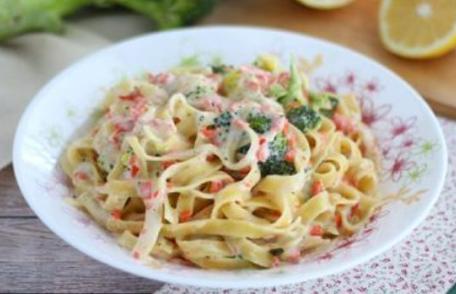 Tagliatelle cu somon și broccoli