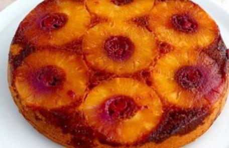 Prăjitură răsturnată cu ananas