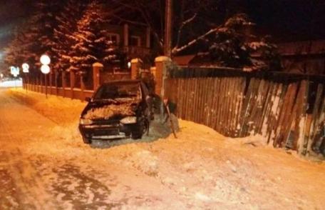 Un șofer de 23 de ani a spulberat un indicator rutier şi s-a oprit în gardul unei case. Aparatul etilotest a indicat cauza...