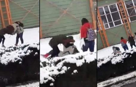 Anchetă după ce o elevă a unui liceu din Dorohoi a fost bătută în plină stradă de alte două fete