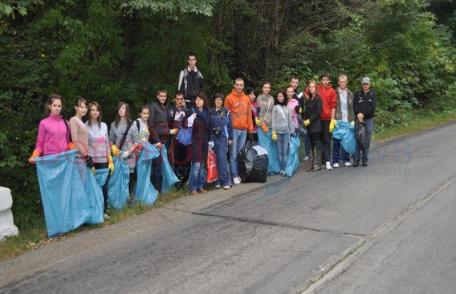 Regina Maria (VIDEO): Acțiune de ecologizare efectuată de elevi în pădurea Horlăceni și Gorovei în cadrul acțiunii Let`s do it Romania!