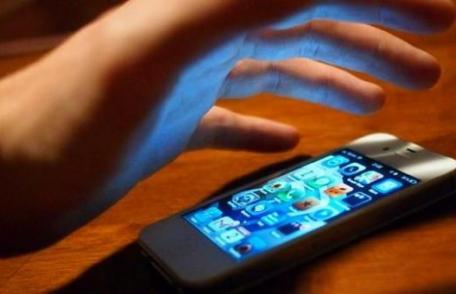 S-a ales cu dosar penal după ce i-a furat unei vânzătoare telefonul mobil