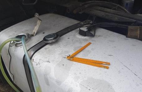 Bărbat prins de jandarmi în timp ce scotea carburant din rezervorul unui TIR