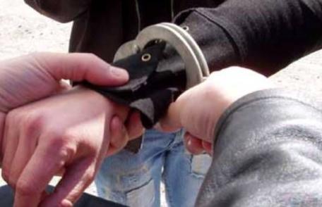 Botoșăneanul care i-a smuls poșeta unei femei în vârstă de 71 de ani, a fost arestat preventiv