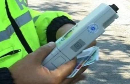 Trei infracțiuni dintr-un foc. Prins în timp ce conducea cu viteză, beat și fără permis