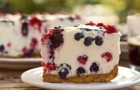 Prăjitură rapidă cu iaurt și fructe de pădure