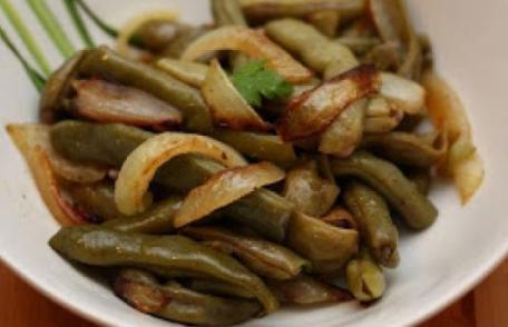 Fasole verde cu ceapă caramelizată