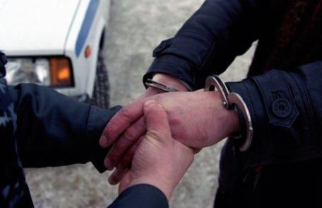 Dorohoi: Beat turtă, un hoț nu a mai putut pleca de lângă magazinul pe care l-a spart!