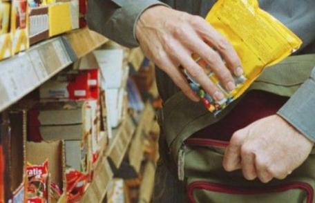 Botoșănean reţinut după ce a sustras mai multe produse alimentare dintr-un supermarket