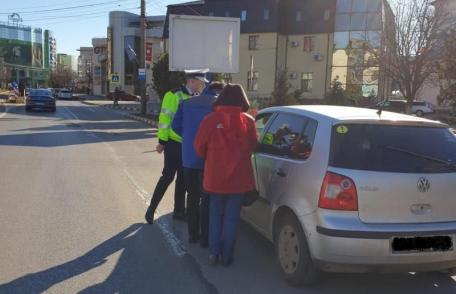 Conducătoarele auto din Botoșani amendate cu mărţişoare - FOTO