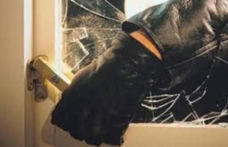 Spargere la o școală! Suspectul prins de polițiști după ce a furat un laptop dintr-o sală de clasă