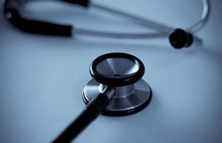 Guvernul va limita asistenţa medicală socială şi va impune asigurări suplimentare la unele servicii