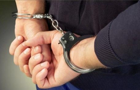 Tânăr de 25 de ani reţinut pentru mai multe infracțiuni. A furat o mașină, bani dintr-o biserică și a distrus mai multe încăperi