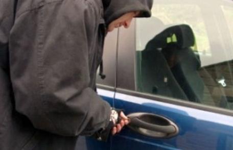 Maşină spartă de hoţi în parcarea unui supermarket din Botoșani