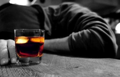 A băut împreună cu un consătean apoi ia furat telefonul mobil