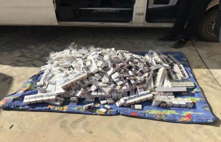 Ţigări de contrabandă, ascunse în pereţii laterali ai unui microbuz - FOTO