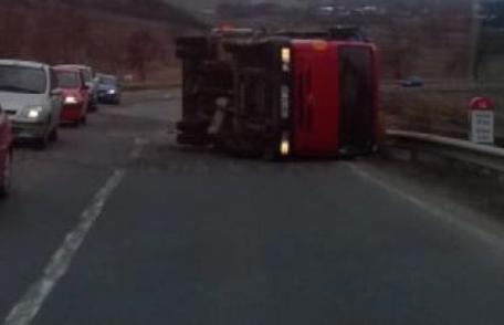 Circulație îngreunată pe drumul Dorohoi - Botoșani! Un camion s-a răsturnat pe contrasens