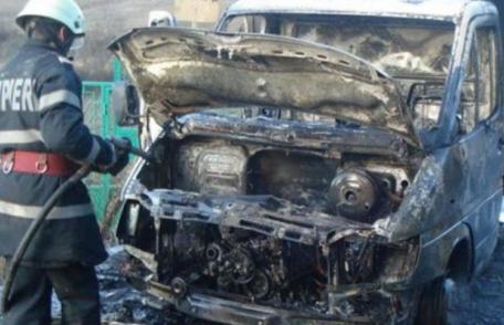 Autoutilitară cuprinsă de flăcări la Lozna. Pompierii dorohoieni au intervenit pentru stingere