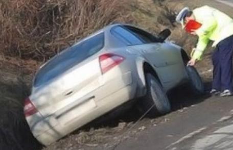 Șofer rupt de beat găsit de polițiști cu mașina în șanț