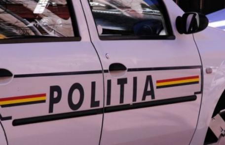 Autoturism lovit de o mașină care dădea cu spatele. Șoferul vinovat a fugit, avea permisul suspendat