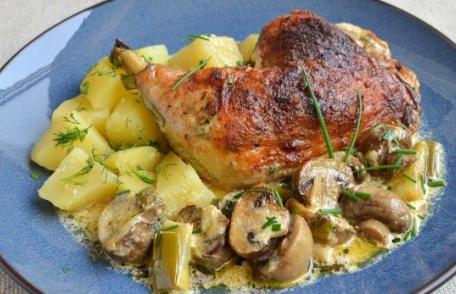 Pulpe de pui cu sos cremos de ciuperci și smântână și unt aromat cu usturoi - la cuptor