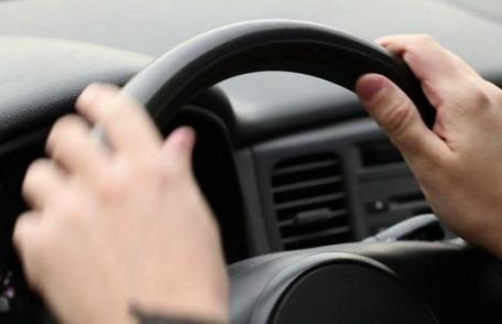 Dosar penal pentru o tânără de 18 ani, care a  lovit o mașină și a părăsit locul incidentului