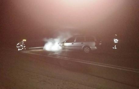 Mașină făcută scrum de la un scurtcircuit. Pompierii nu au mai putut face nimic - FOTO