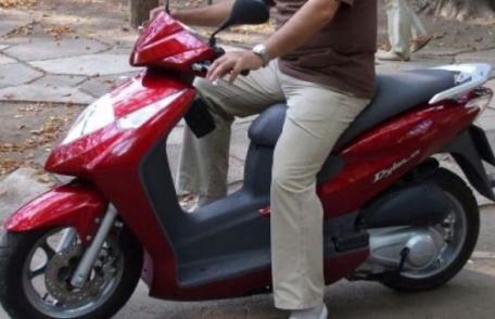 Minor fără permis de conducere depistat în trafic cu un motoscuter neînregistrat