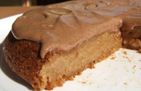 Tort de post cu blat de mere și cremă caramel