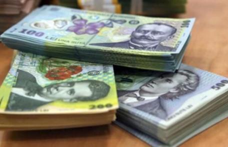 Majorări salariale pentru anumiţi angajaţi plătiţi din fonduri publice au fost promulgate de președintele Iohannis