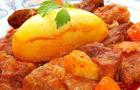 Tocană de vită și porc. Cu cartofi muiați în sos