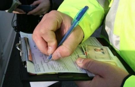 Circula nestingherit la volanul unui autoturism, deși avea permisul reținut de mai bine de un an