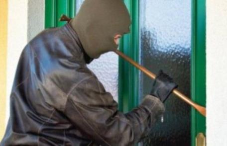 Tânăr de 19 ani cercetat pentru furt. A intrat în casa unei femei de unde a furat 6.800 de lei și mai multe bijuterii 
