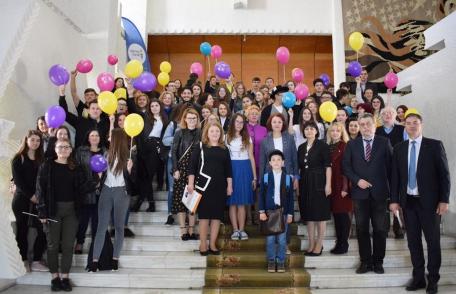 Ziua Europei, sărbătorită în Instituţia Prefectului de zeci de elevi din judeţ - FOTO