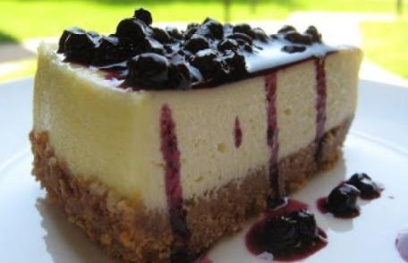 Cheesecake cu sos de afine